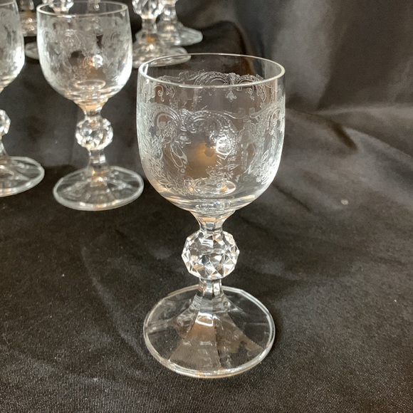 Set of 12 vintage embossed / etched glass cordial glasses - Picture 6 of 12